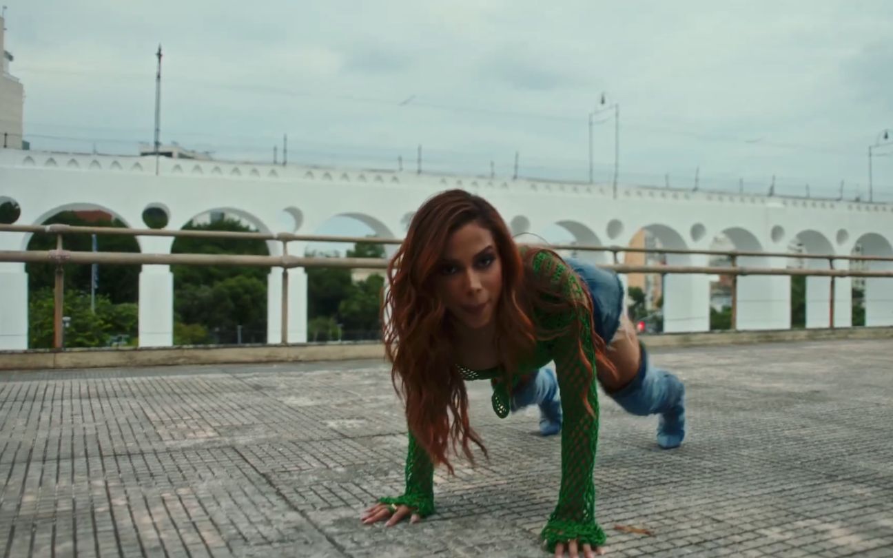 Anitta rebola fazendo uma prancha no clipe de Dançarina (Remix)