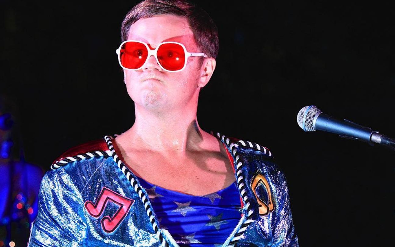 Ator Rus Anderson vestido como Elton John em palco