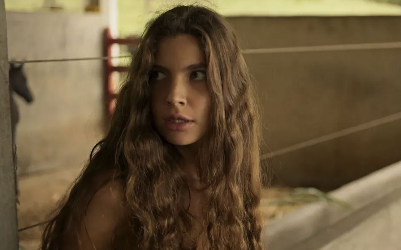 A atriz Alanis Guillen caracterizada como a Juma em cena de Pantanal