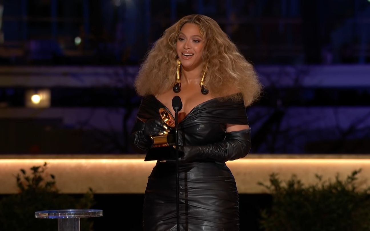 15.mar.2021 - Beyoncé discursa após vencer o Grammy de melhor performance R&B