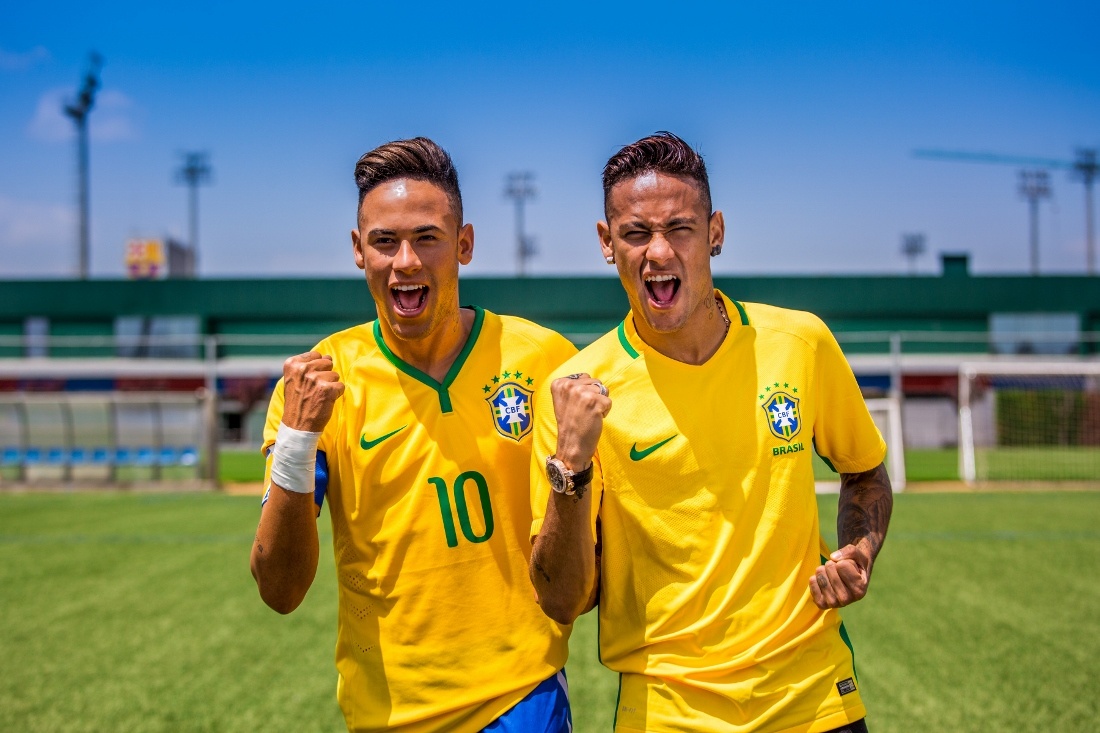 Neymar com sua estátua de cera