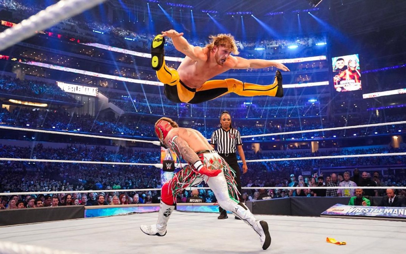 Rey Mysterio e Logan Paul no ringue da WWE