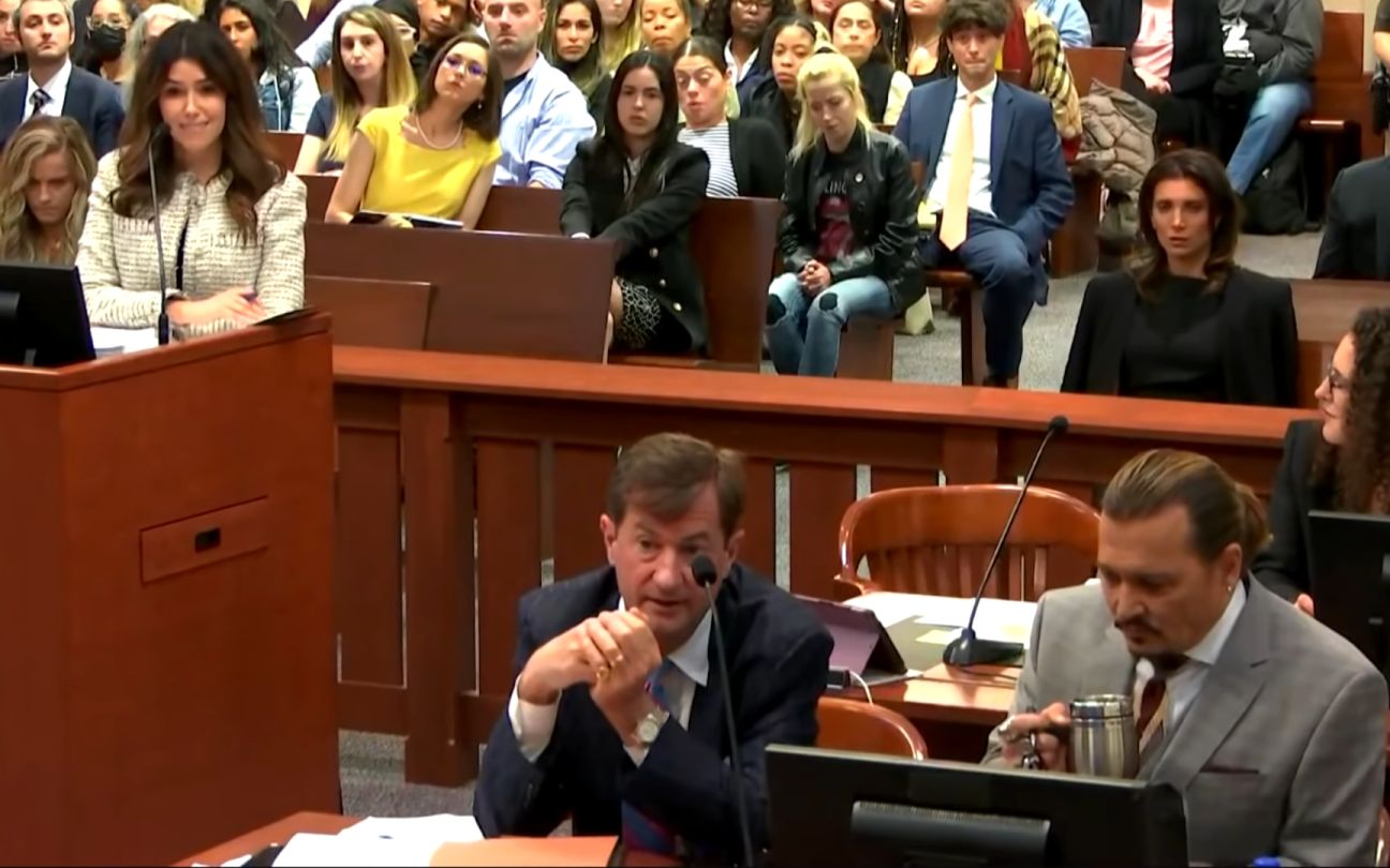 Camille Vasquez, Ben Chew e Johnny Depp durante julgamento