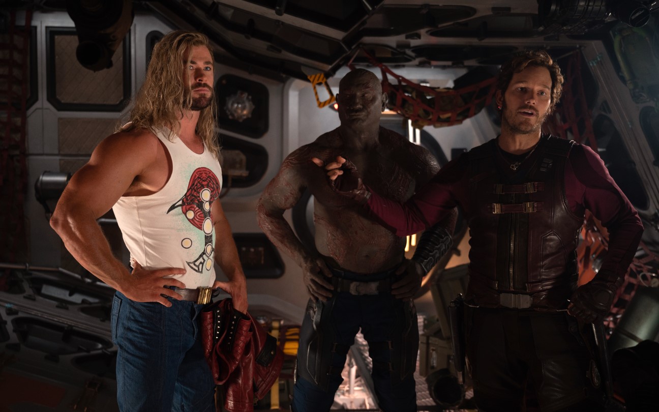 Chris Hemsworth, Dave Bautista e Chris Pratt em cena de Thor 4