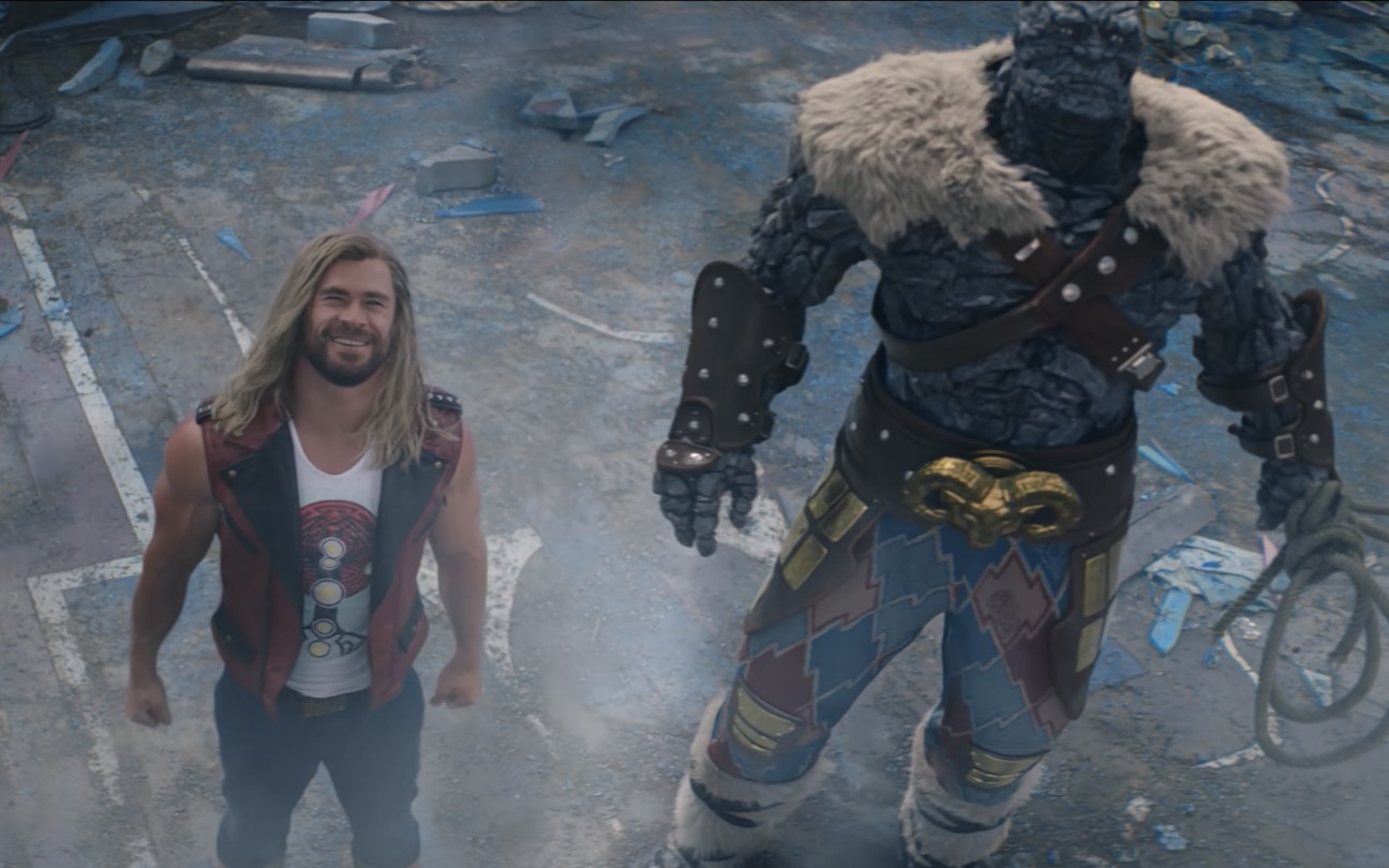 Chris Hemsworth e Taika Waititi em cena de Thor: Amor e Trovão