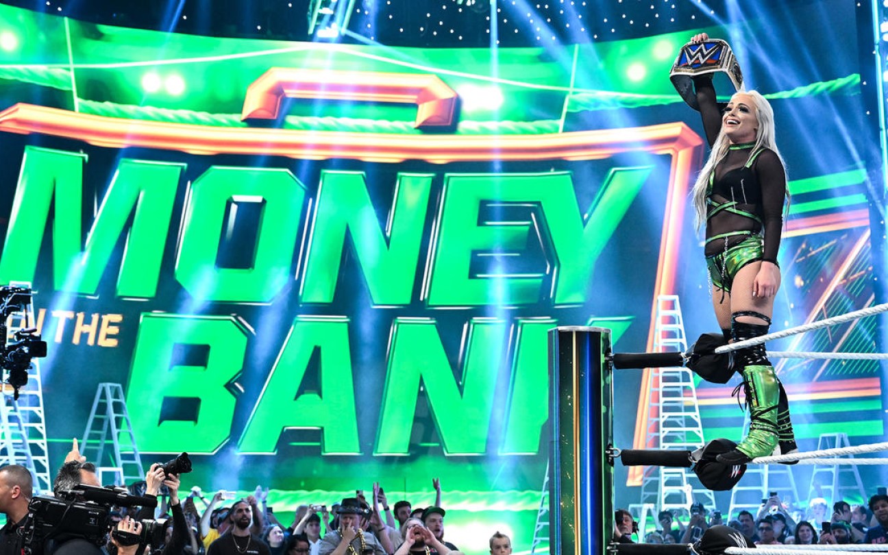 Liv Morgan com o título da WWE no Money in the Bank 2022