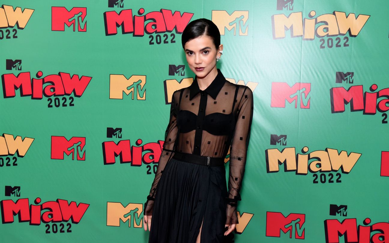 Manu Gavassi posa com vestido preto no tapete do MTV Miaw 2022
