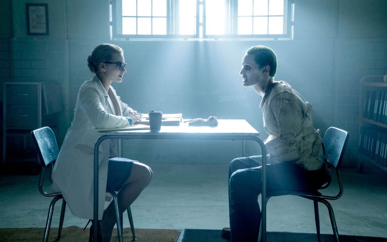 Margot Robbie como Harley Quinn e Jared Leto no papel de Coringa em Esquadrão Suicida (2016)