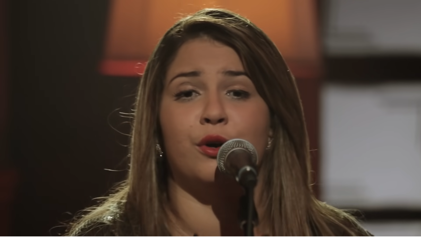 Marília Mendonça no vídeo de seu primeiro hit, Infiel