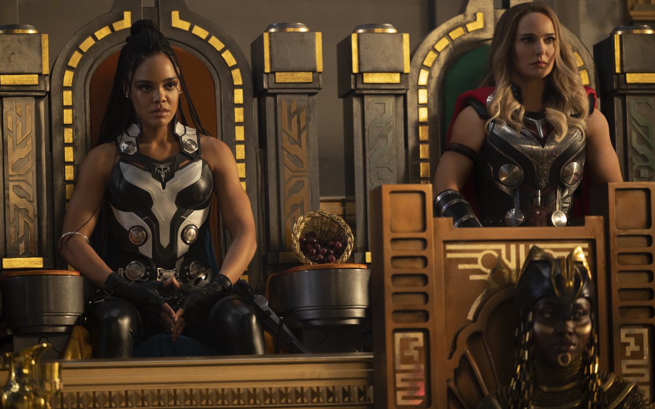 Tessa Thompson, Natalie Portman e Akosia Sabet em cena de Thor: Amor e Trovão