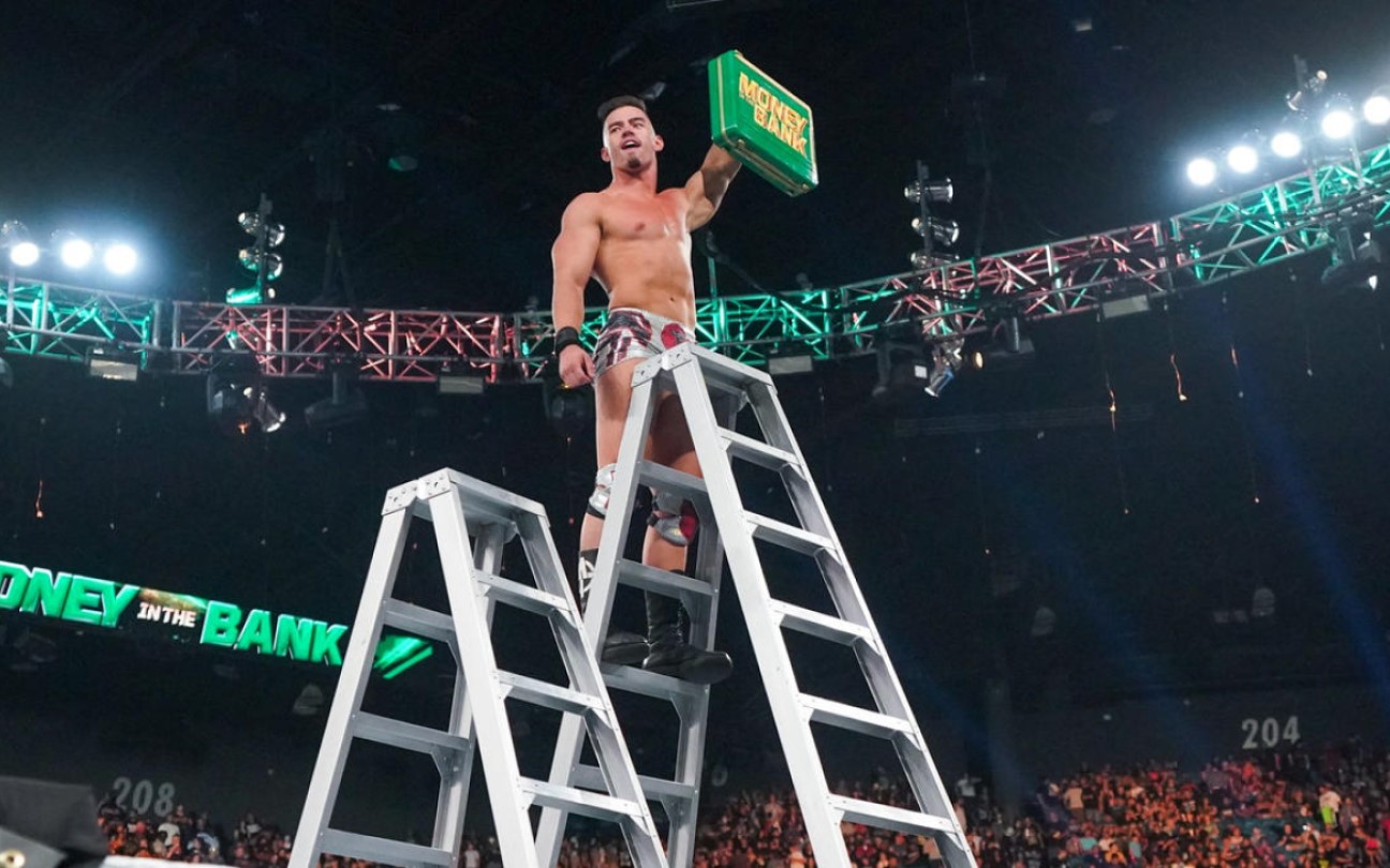 Theory com a maleta no Money in the Bank 2022