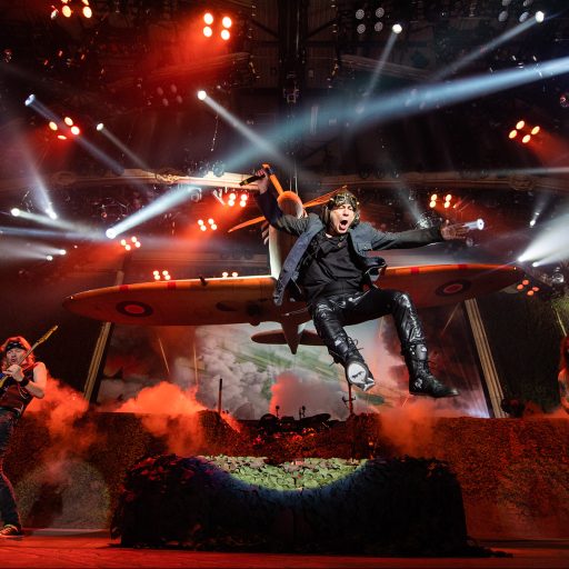 Iron Maiden traz um avião da Segunda Guerra Mundial para o palco na turnê Legacy of the Beast