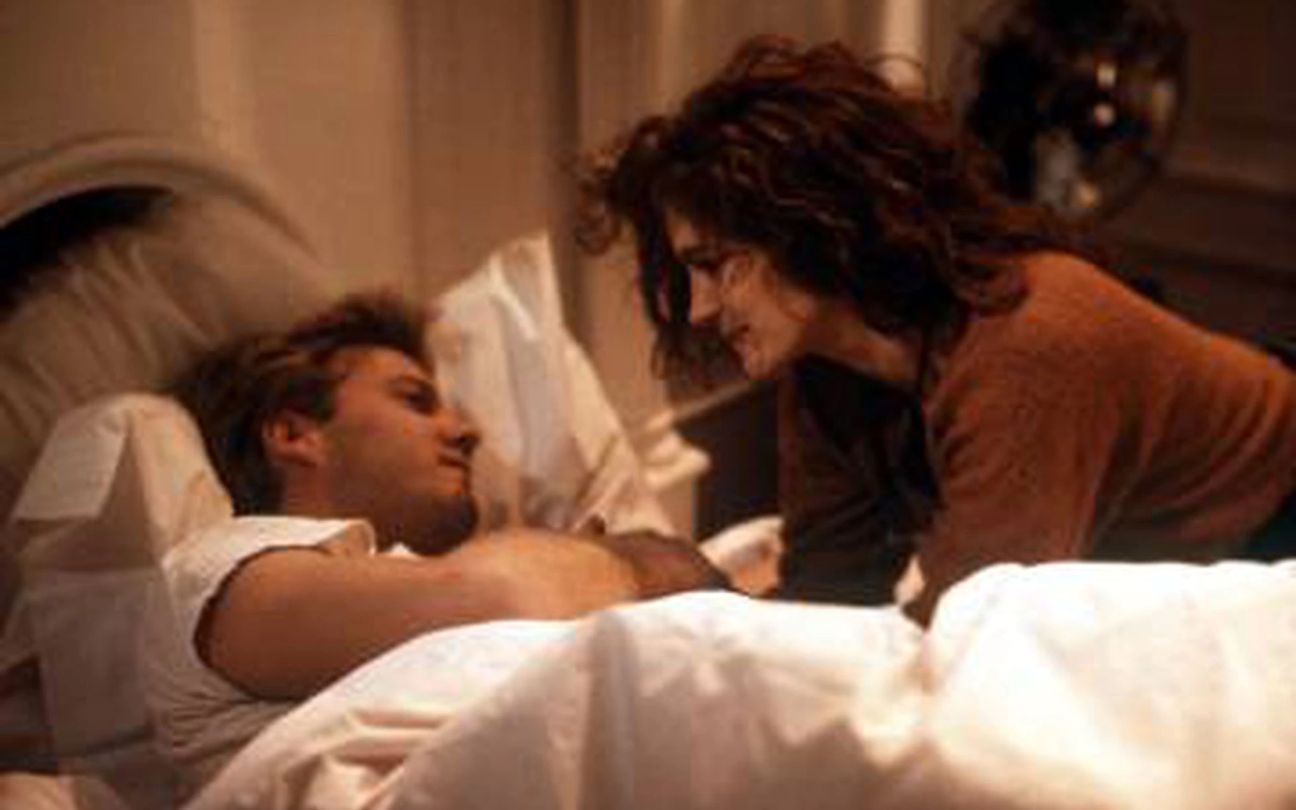 Kiefer Sutherland and Julia Roberts in Death Line